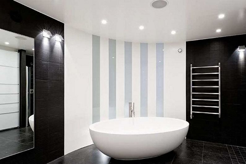 Melnas vannas istabas dizains - griestu apdare