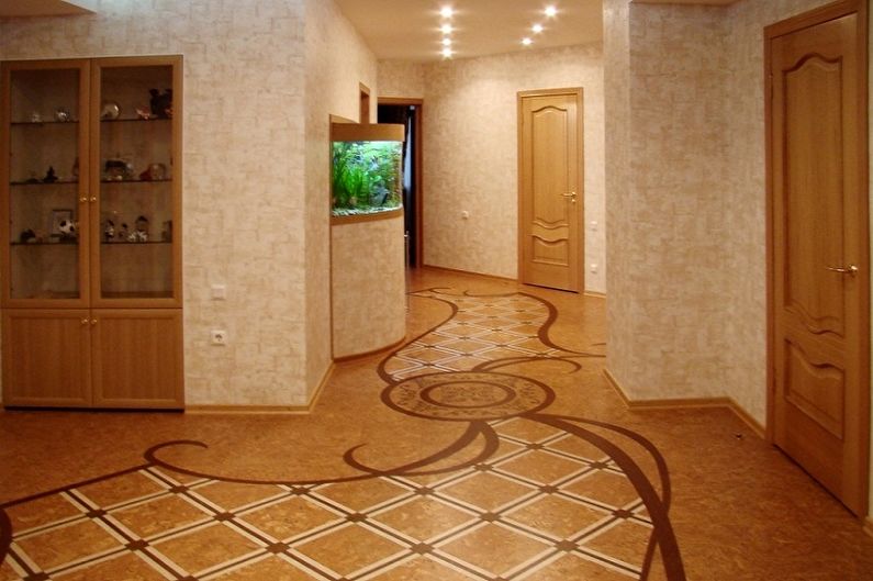 Korková podlaha na chodbě