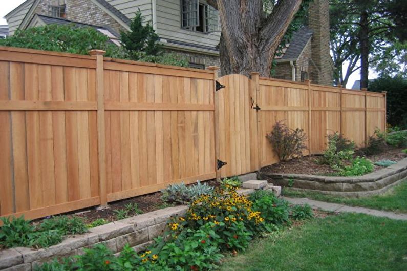 Types de clôtures en bois - clôture verticale
