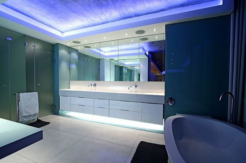 Zilais vannas istabas dizains - griestu apdare