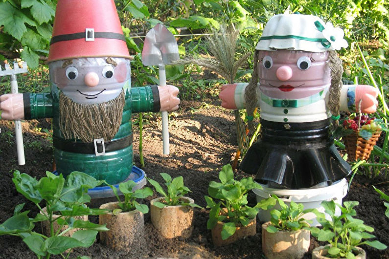 DIY garden decorations from plastic bottles