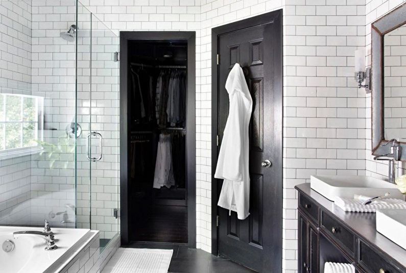 การออกแบบตกแต่งภายในของห้องน้ำในภาพขาวดำ