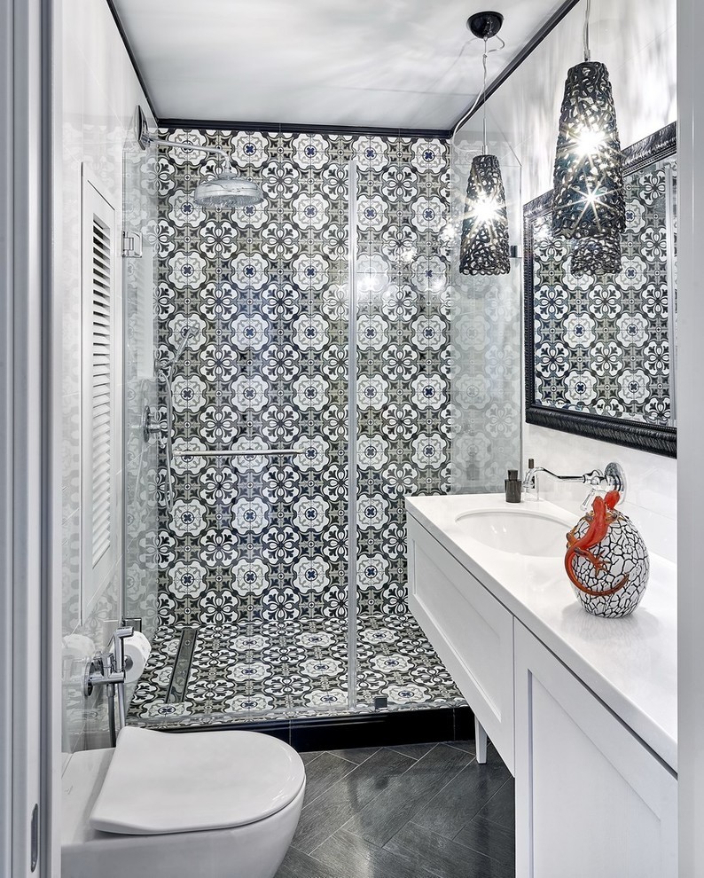 Design interiéru koupelny v černé a bílé - foto