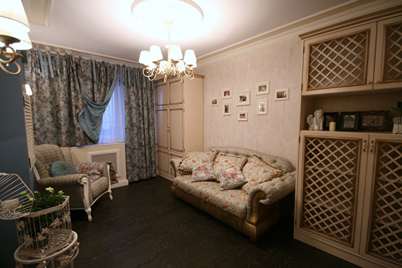 Užuolaidos su gėlių raštais gyvenamajam kambariui (holui) provencijos stiliaus - nuotrauka
