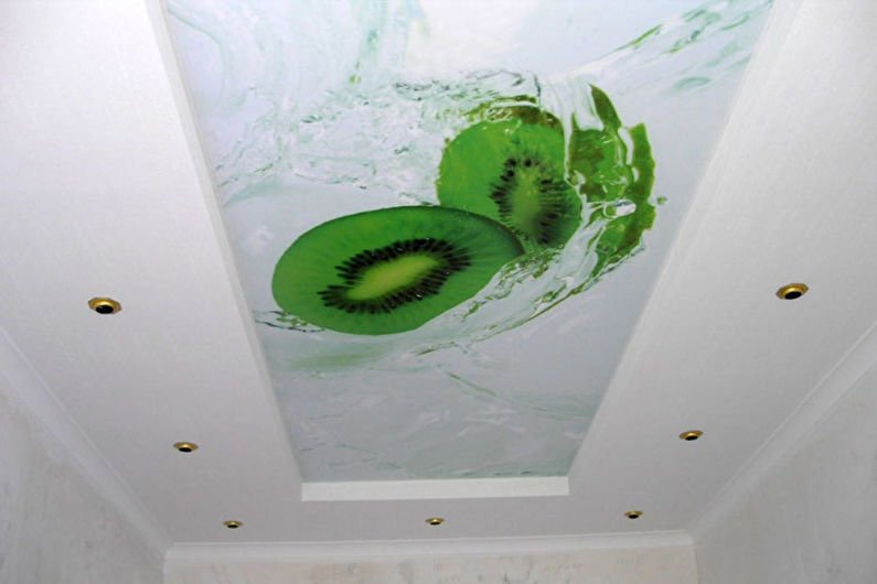 Plafond en placoplâtre dans la cuisine - photo