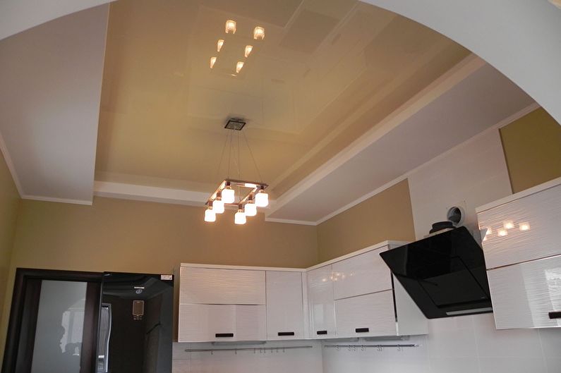 Dizajn stropa od gips ploče u kuhinji - fotografija