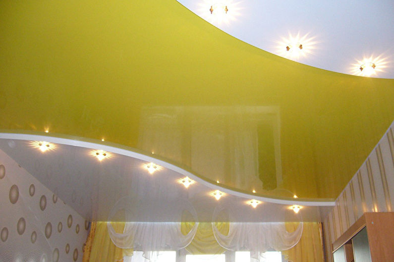 Stretch mennyezet a hálószobában - élénk színek