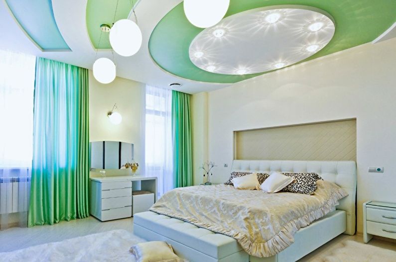 Žalia pakabinamos lubos miegamajame - nuotrauka