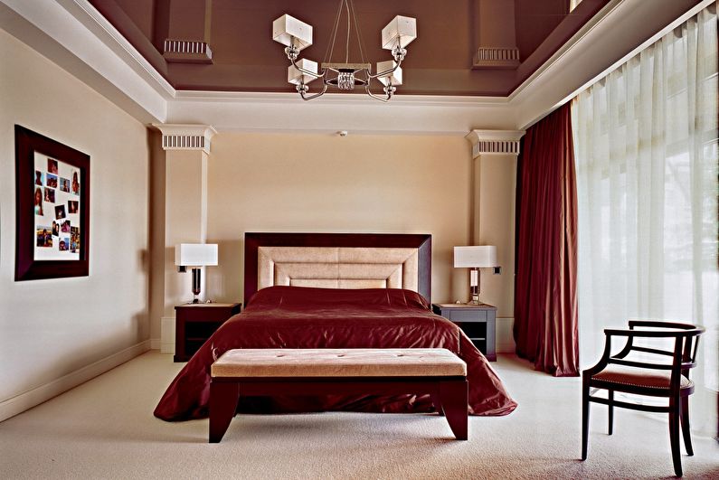 Plafonul întins lucios maro în dormitor - fotografie