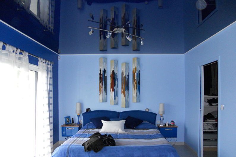 Плави протежући плафон у спаваћој соби - фотографија