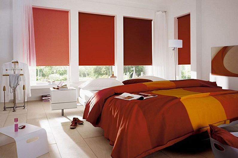 Gerollte Vorhänge für ein Schlafzimmer - Foto