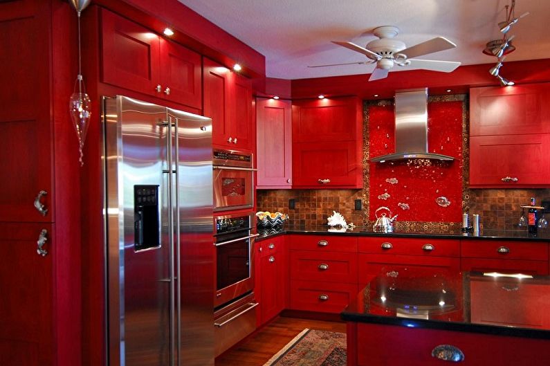 Sarkanā virtuve 15 kv.m. - Interjera dizains
