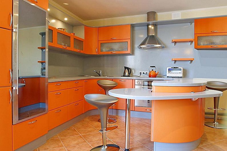 Oranžā virtuve 15 kv.m. - Interjera dizains