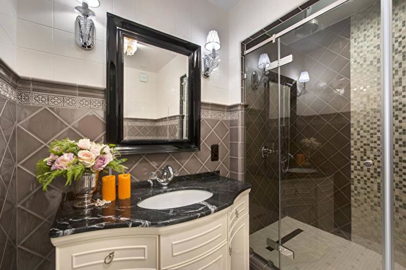 Klasikinio stiliaus vonios kambarys su dušu