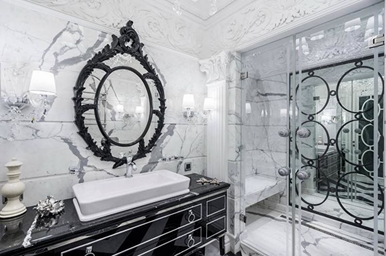 Klasiskā stila vannas istaba ar dušu