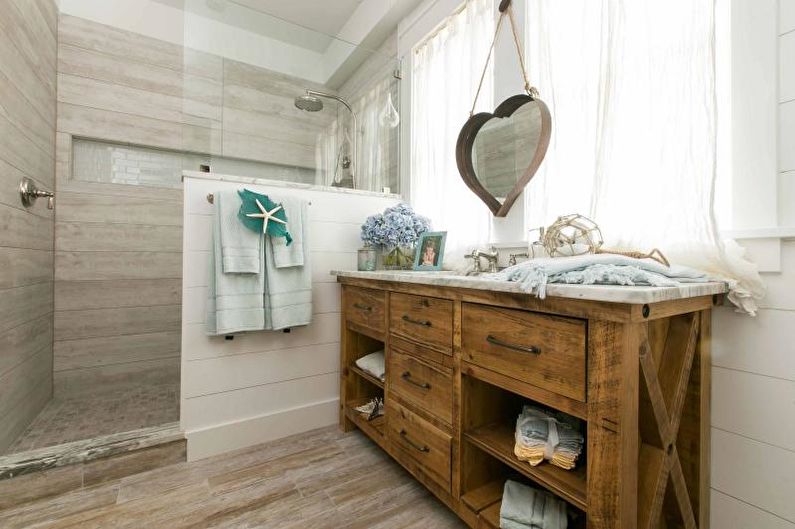 Vonios kambarys su jūrinio stiliaus dušu