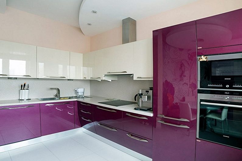 Violetas virtuves dizains - sienu dekorēšana