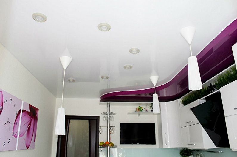 Violetinė virtuvės dizainas - lubų apdaila