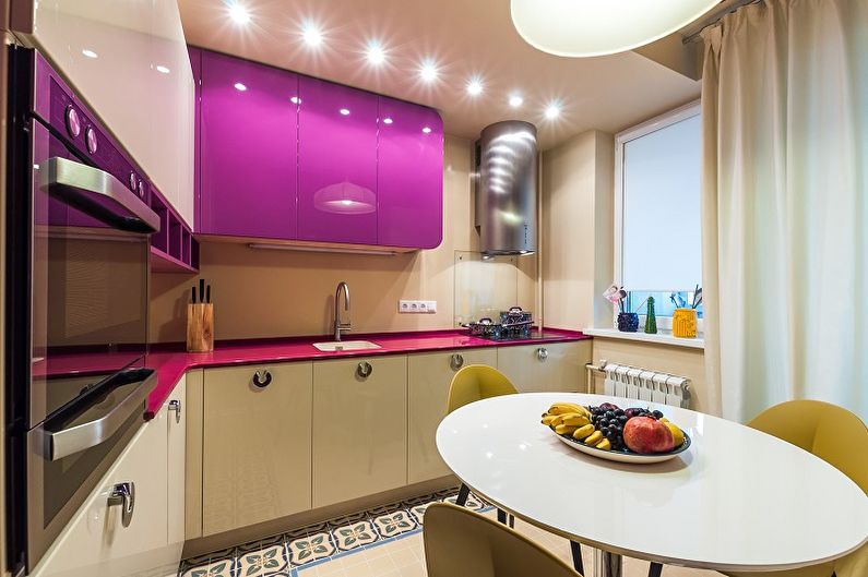 Violetas virtuves dizains - dekors un apgaismojums
