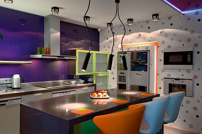 Fialový design kuchyně - výzdoba a osvětlení