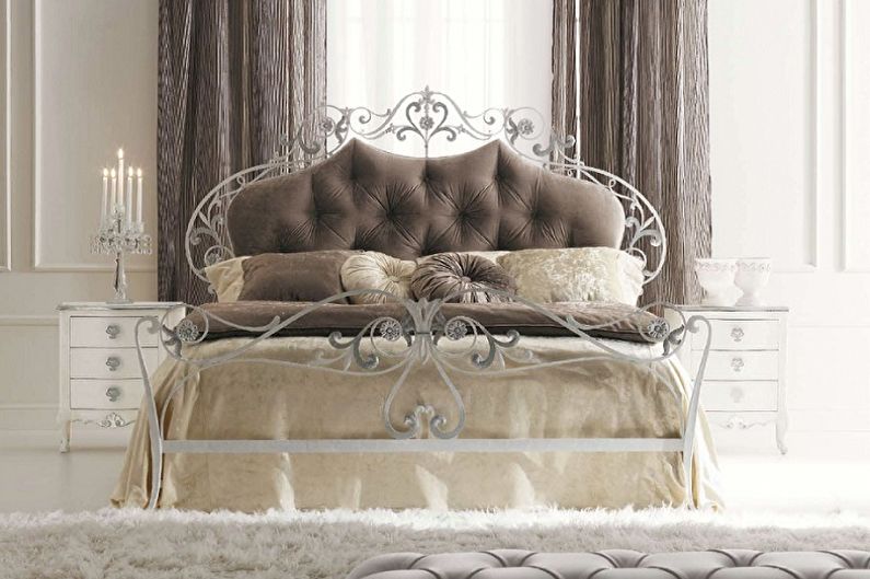 Dažāda stila kaltas dzelzs gultas veidi - Klasika