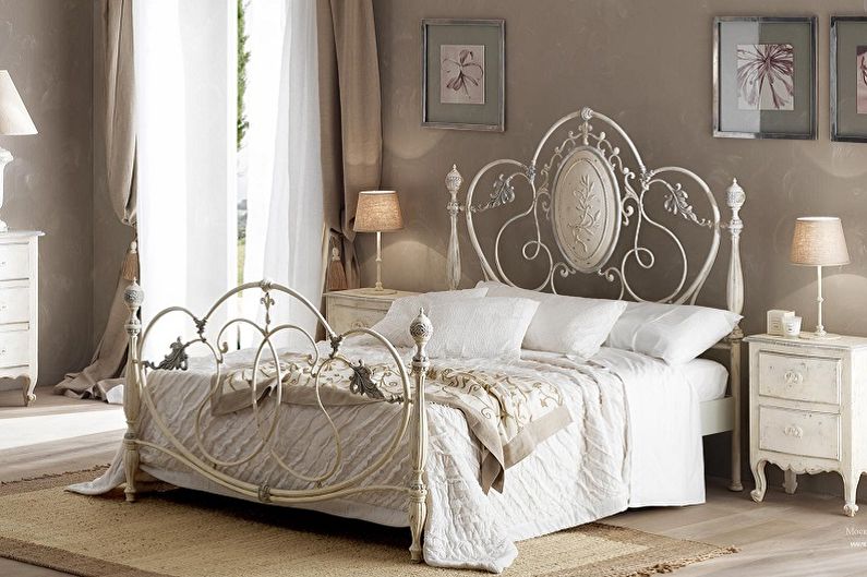 Dažāda stila kaltas dzelzs gultas veidi - Provansa