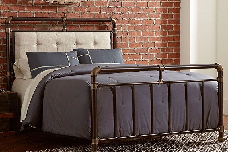 Jenis tempat tidur besi tempa dalam gaya yang berbeza - Loteng