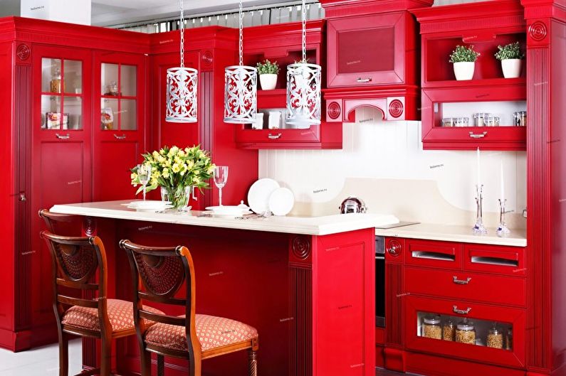 Raudona rytietiška virtuvė - interjero dizainas
