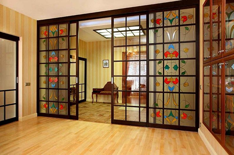 Dizajn sklenených interiérových dverí - Dvere z farebného skla