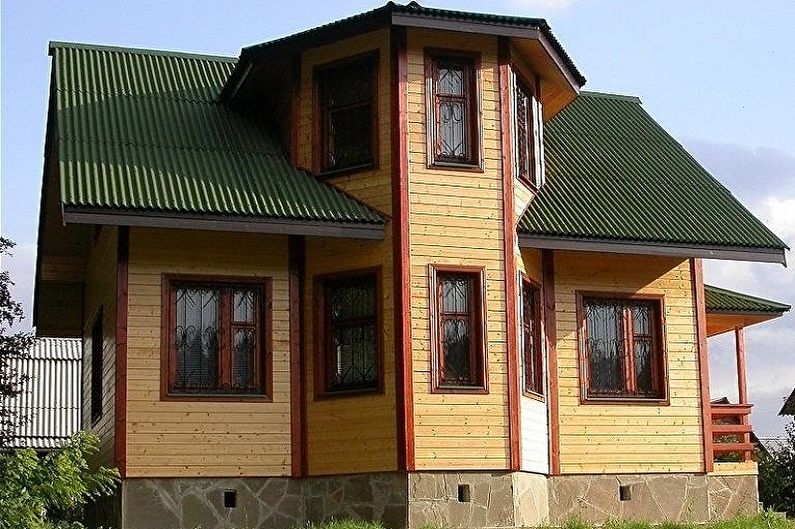 Hus gjorda av virke med ett vikfönster
