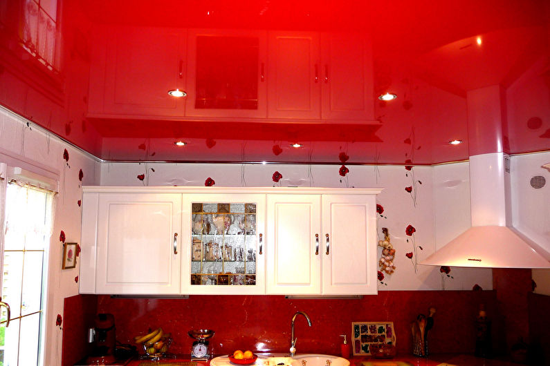 เพดานยืดในห้องครัว - ภาพถ่าย