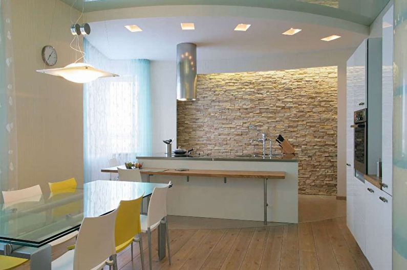 Ściana z kamienia we wnętrzu kuchni - zdjęcie