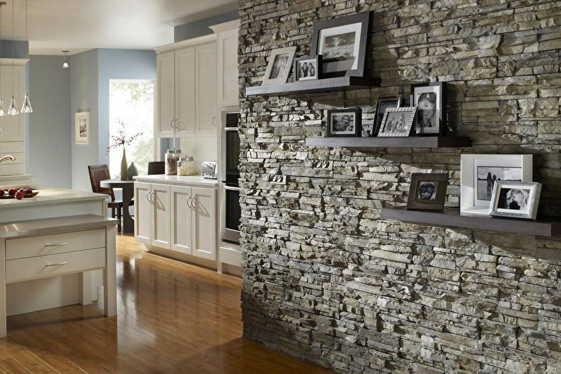 Akmens siena virtuves interjerā - foto
