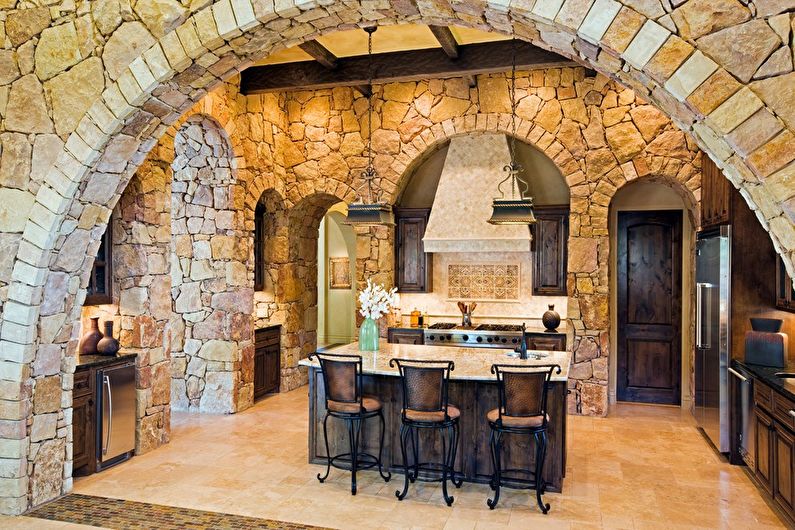 Lukovi i vrata od kamena u kuhinji - fotografija