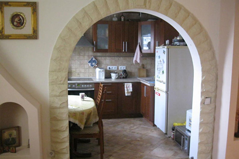 Arkas un durvju akas no akmens virtuvē - foto