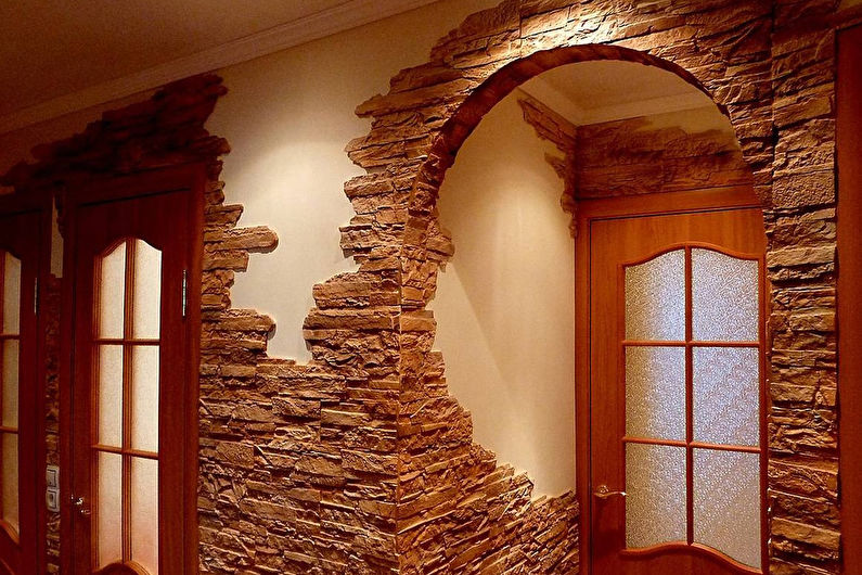 Arkas un durvju akas no akmens virtuvē - foto