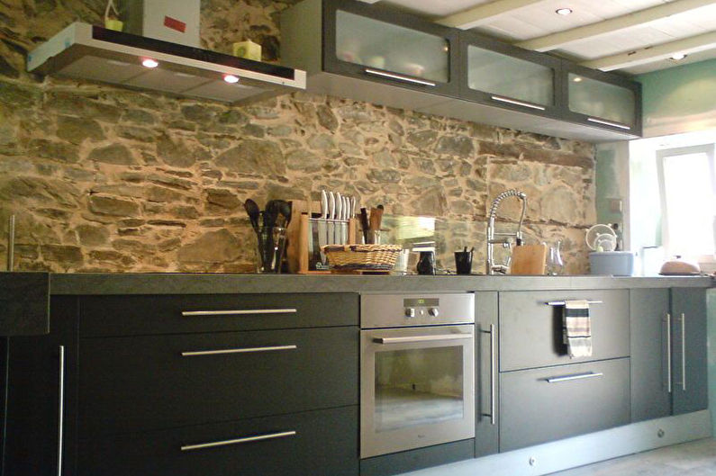 Dekoratīvs akmens virtuves interjerā - foto