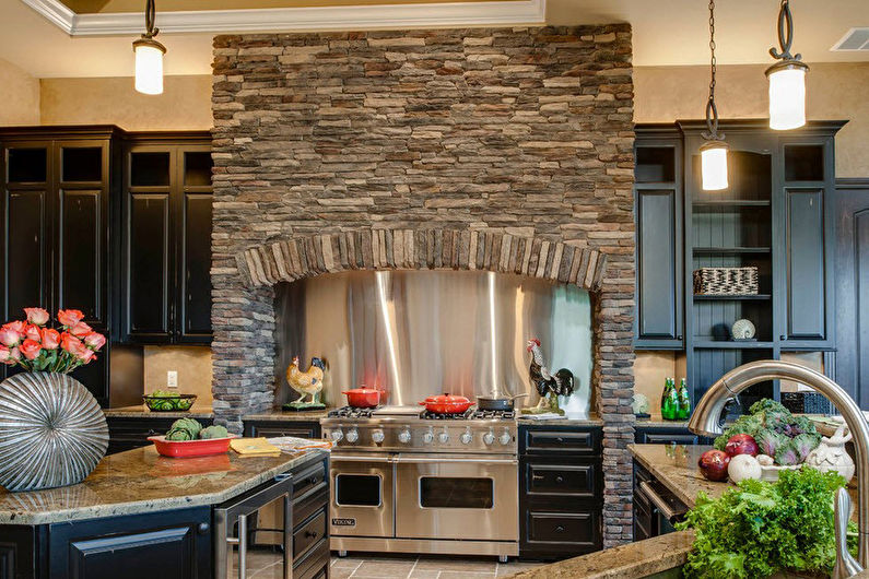 Dekorativ stein i det indre av kjøkkenet - foto