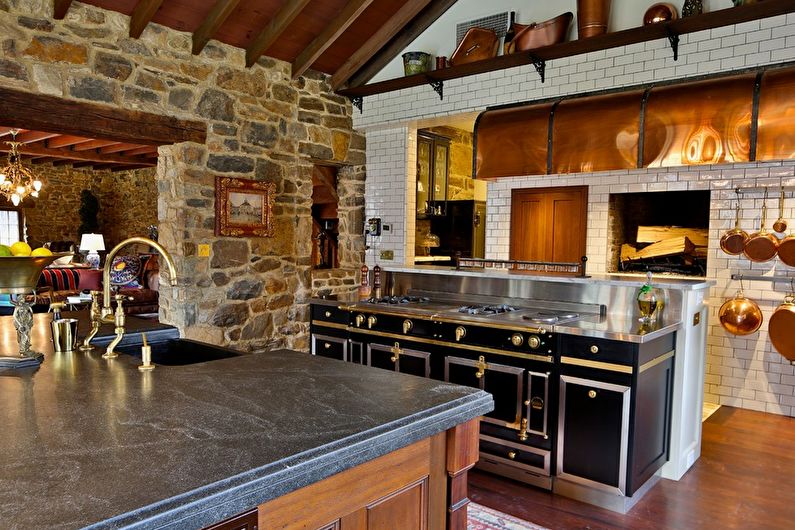 Dekoratīvs akmens virtuves interjerā - foto