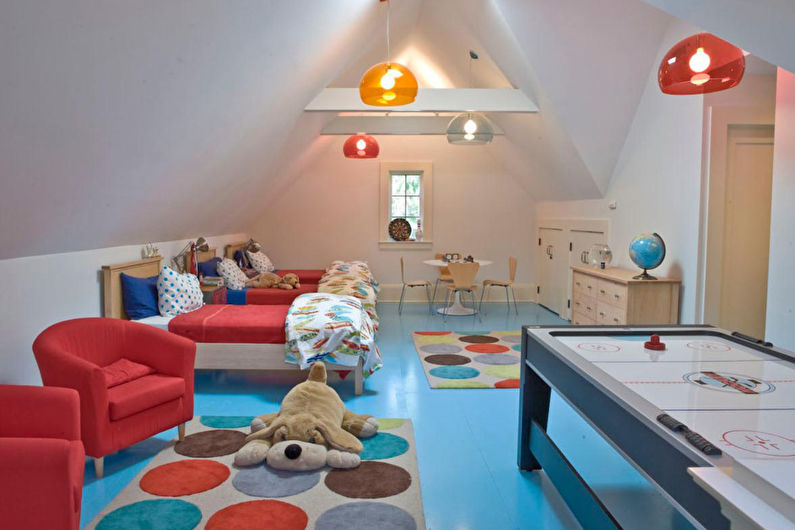 Design interior al unei camere pentru copii la mansardă - fotografie