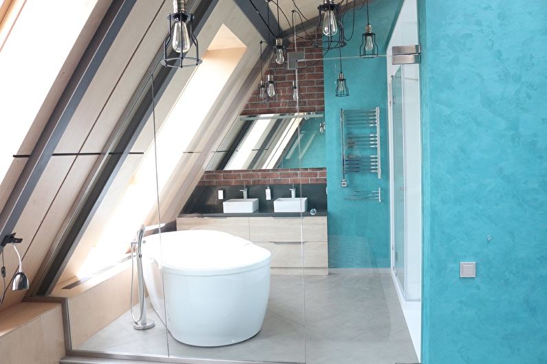 Mansardos vonios kambario interjero dizainas - nuotrauka
