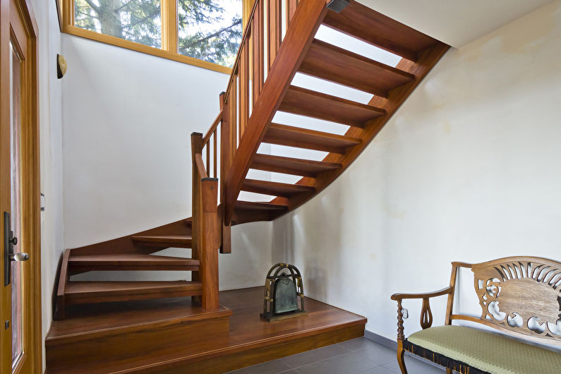Drewniane schody na drugie piętro