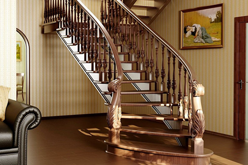 Ξύλινες σκάλες στον δεύτερο όροφο