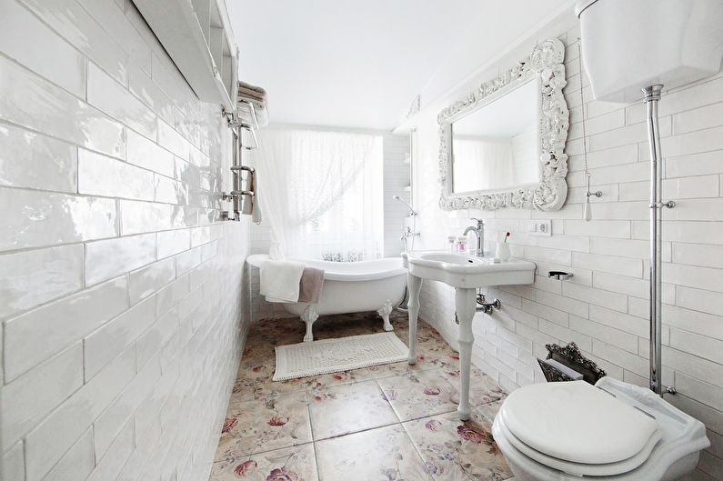 Baltas klasikinio stiliaus vonios kambarys - interjero dizainas
