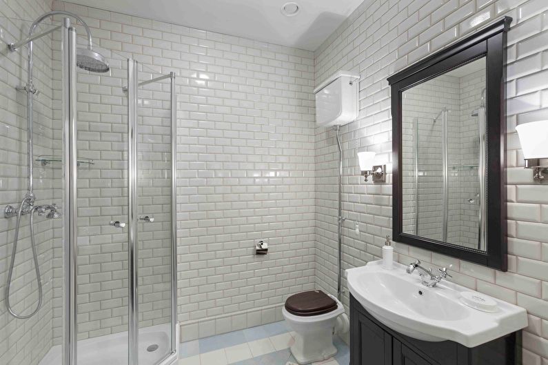 Fehér fürdőszoba klasszikus stílusban - belsőépítészet