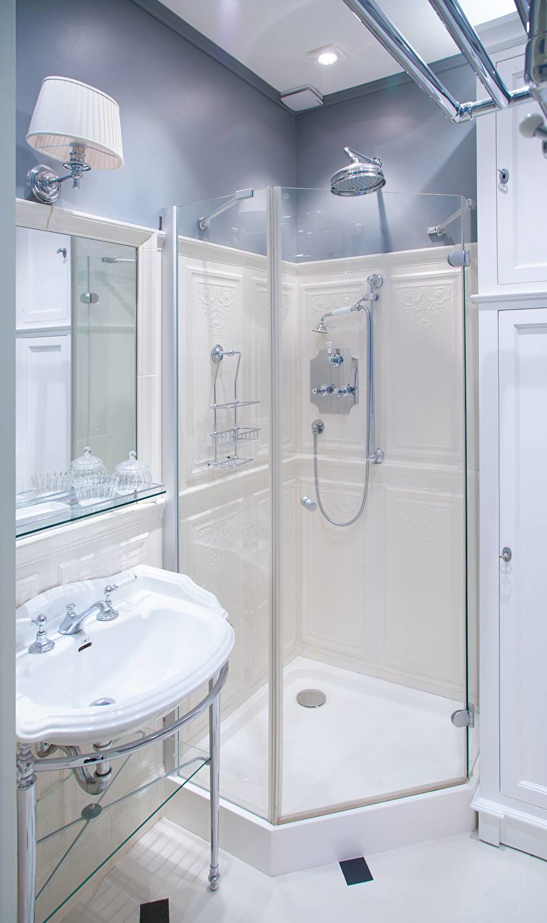 Blåt badeværelse i klassisk stil - Interiørdesign