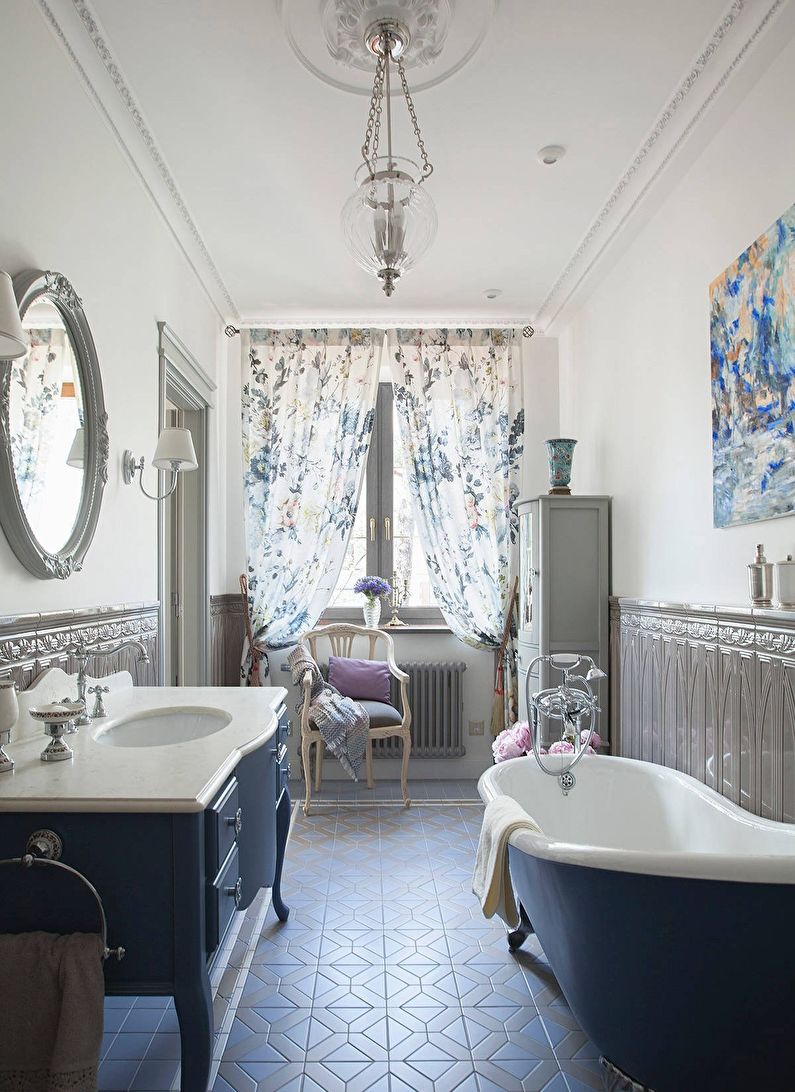 Klasszikus fürdőszoba - dekorációval és világítással