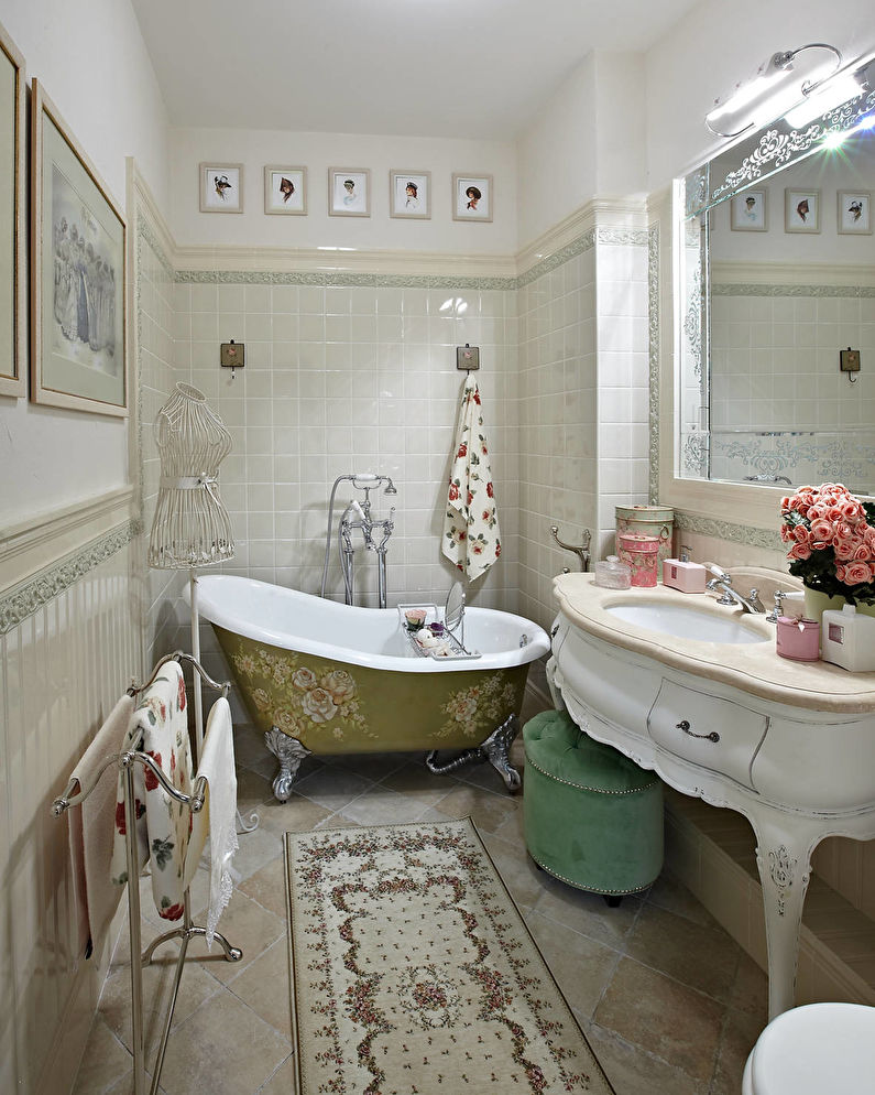 Интериорен дизайн на баня в класически стил - снимка