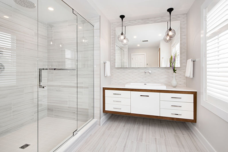 A fürdőszoba modern stílusú kialakítása - dekorációval és világítással