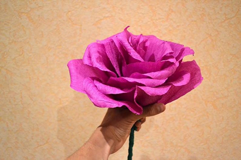 DIY gofrētā papīra roze